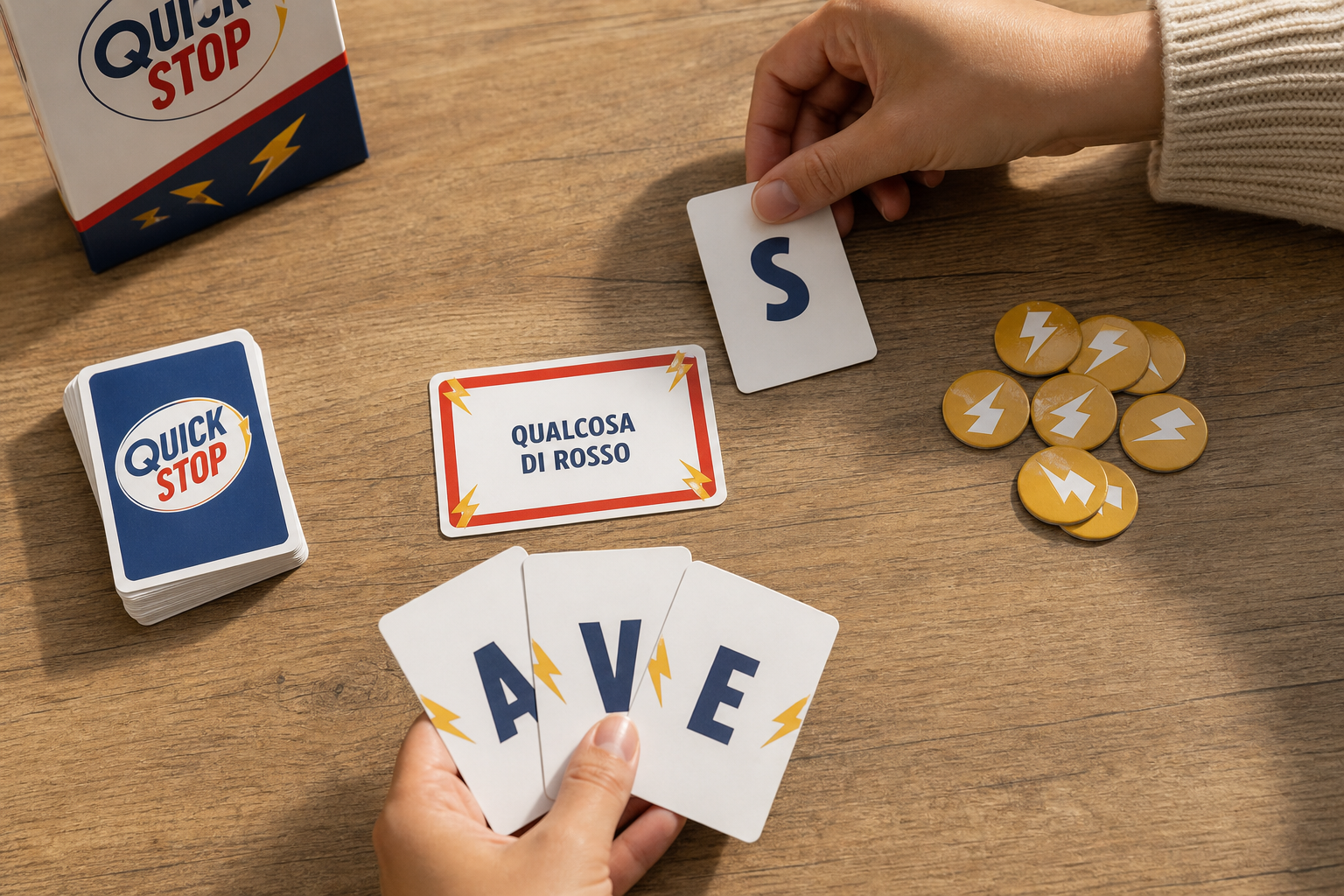 Mani che giocano carte lettera A V E con carta tema Qualcosa di rosso al centro