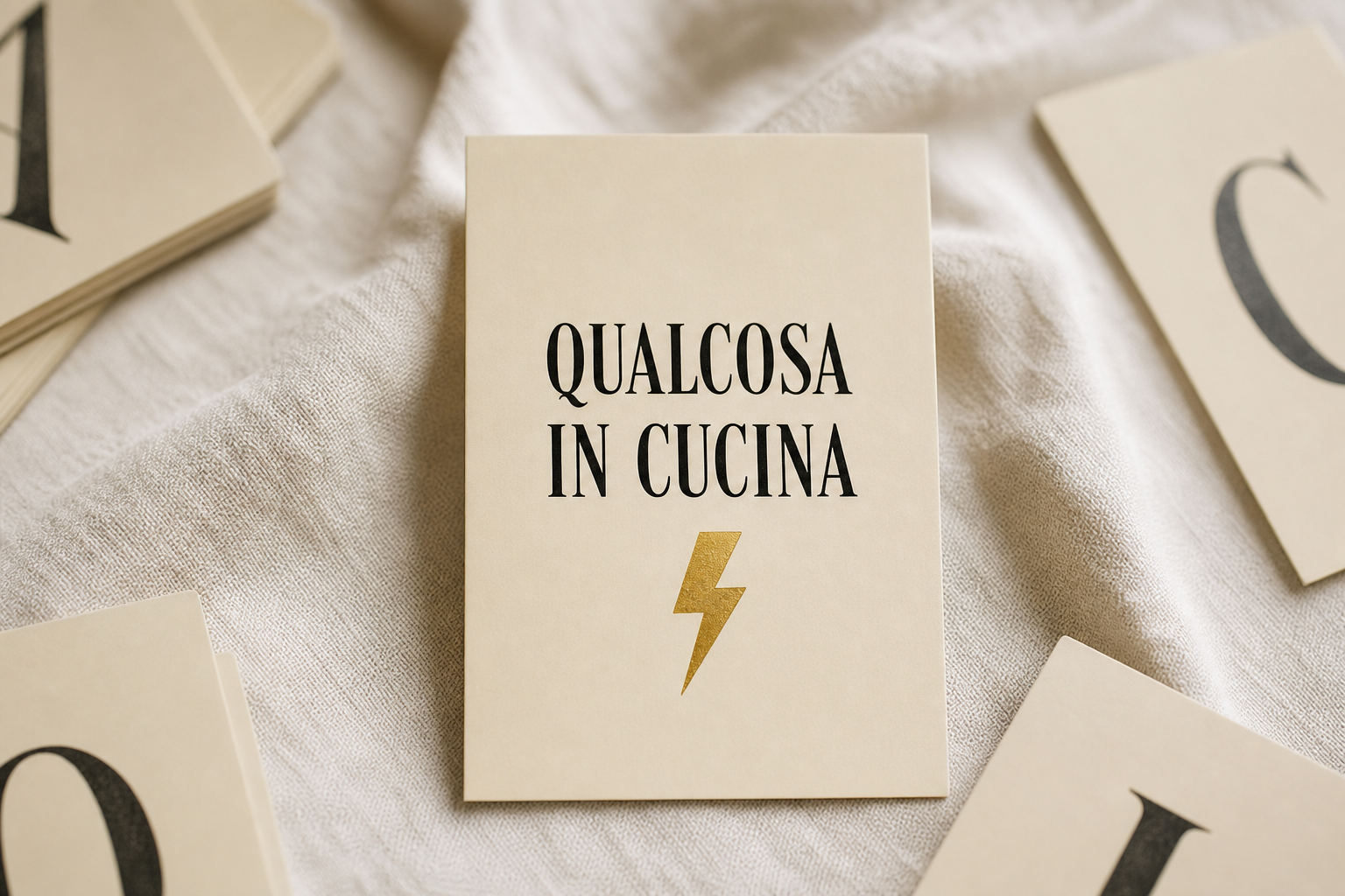 Carta tema crema con scritta Qualcosa in cucina e fulmine dorato